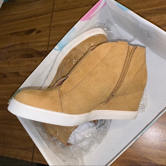 Soda Vesper Hidden Wedge Heel Sneakers Sporty Elastic NWT - Picture 13 of 16